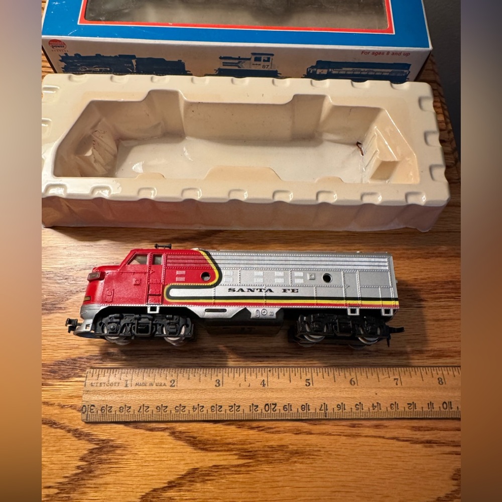 Model Power Santa Fe Toy Train Locomotive HO Scale Model Train In Box Display. - Picture 2 of 14
